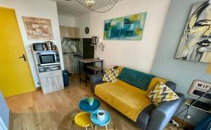 A kitchen or kitchenette at Le Cosy Des Goélands, T2 proche de la mer