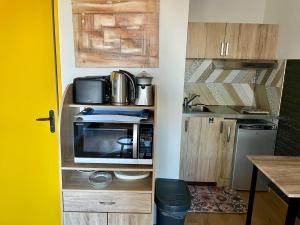 A kitchen or kitchenette at Le Cosy Des Goélands, T2 proche de la mer