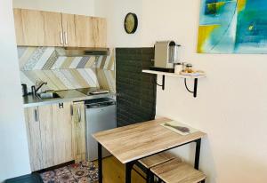 A kitchen or kitchenette at Le Cosy Des Goélands, T2 proche de la mer
