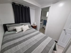 Postel nebo postele na pokoji v ubytování Small PET FRIENDLY Granny flat with paved courtyard