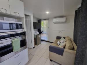 Kuchyň nebo kuchyňský kout v ubytování Small PET FRIENDLY Granny flat with paved courtyard