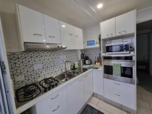 Kuchyň nebo kuchyňský kout v ubytování Small PET FRIENDLY Granny flat with paved courtyard