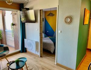 A television and/or entertainment centre at Le Cosy Des Goélands, T2 proche de la mer