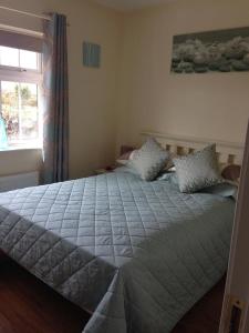 a large bed in a bedroom with a window at Lative in Lateeve