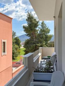 KiladaにあるKilada Luxury Apartment 1の景色を望むバルコニー(テーブル、椅子付)