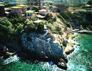 索瓦拉Vrachokipos的水面上岩石岛房屋的空中景观