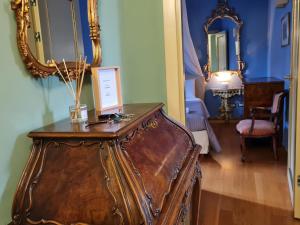 a room with a large mirror and a wooden dresser at Allegretto Rialto in Venice +36 photos
