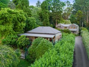 una vista sul tetto di una casa in un giardino di StayAU Ironbark Cottage Romantic Retreat Dandenong a Mount Dandenong