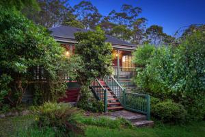 una casa con una scala che porta al cortile anteriore di StayAU Ironbark Cottage Romantic Retreat Dandenong a Mount Dandenong