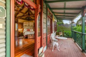 un portico di una casa con una camera da letto di StayAU Ironbark Cottage Romantic Retreat Dandenong a Mount Dandenong Altre 2 foto