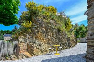 eine Steinmauer mit zwei Hockern davor in der Unterkunft La Cormorane - 100m plage - Parking in La Plaine-sur-Mer + 14 Fotos