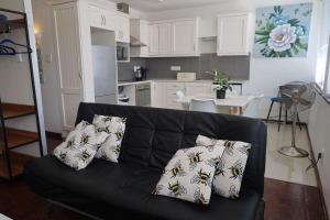 Nhà bếp/bếp nhỏ tại Senator Park studio apartment +11 ảnh