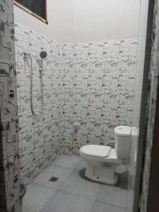 Koupelna v ubytování Orangutan Bungalow + 37 fotografií