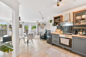 an open kitchen and dining room with a dining table at Design-Wohnung Ludwigsburg in Ludwigsburg