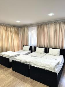 Postel nebo postele na pokoji v ubytování Hotel Alaverdi Palace