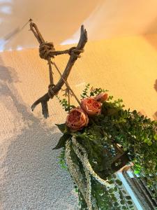 ウエルバにあるElSoldeLolaの十字架のついたテーブルの上の花束