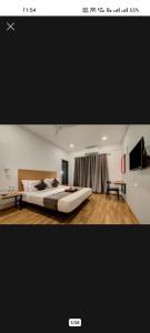 Postel nebo postele na pokoji v ubytování WHITE HUB HOTEl