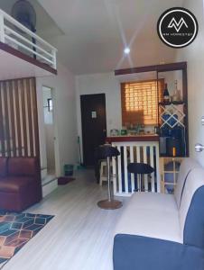 ein Wohnzimmer mit Sofa und eine Küche in der Unterkunft NM Homestay in Tayabas + 19 Fotos