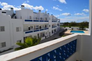 uma vista a partir da varanda de um edifício com piscina em Santa Luzia Apartment em Santa Luzia