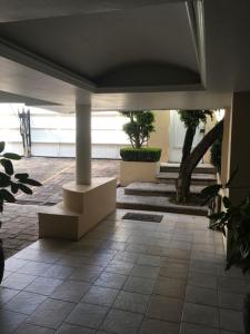 une pièce avec piliers et plantes dans un bâtiment dans l'établissement Grupo Kings Suites - Bosques de Duraznos 78, à Mexico