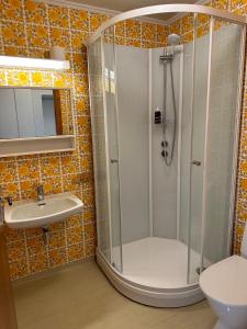 Ένα μπάνιο στο Small apartment in Meldal