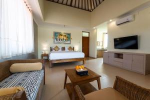 TV a/nebo společenská místnost v ubytování Casa Dewa Suite Villa Ubud