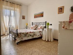 a bedroom with a bed and a table with a lamp at Holidaycasa Robert - Eleganza e comfort sul mare in Sperlonga