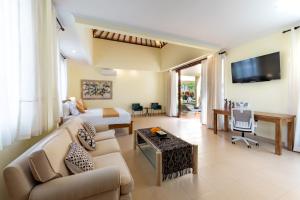 TV a/nebo společenská místnost v ubytování Casa Dewa Suite Villa Ubud + 25 fotografií