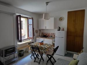 una cucina con tavolo con sedie e frigorifero di Casa Titti. Intero Appartamento - Fossacesia a Fossacesia