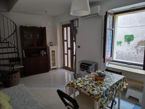 un tavolo con una tovaglia in una stanza di Casa Titti. Intero Appartamento - Fossacesia a Fossacesia