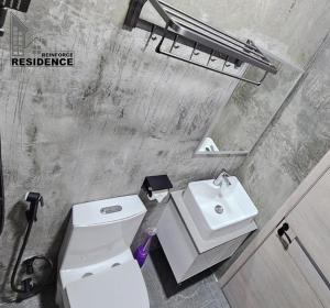 图鲁斯杜Reinforce Residence的配有白色马桶和水槽的浴室
