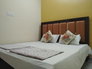 Letto o letti in una camera di "Om Sadan" Guest House Ayodhya Dhaam