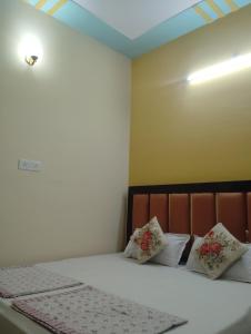 Letto o letti in una camera di "Om Sadan" Guest House Ayodhya Dhaam