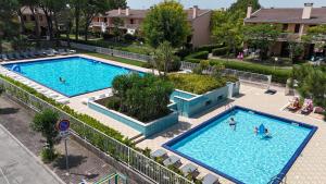 Bazén v ubytovaní Villaggio Dei Fiori alebo v jeho blízkosti