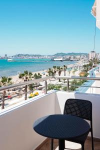 ドゥラスにあるMarina Roomsのビーチの景色を望むバルコニー(テーブル付)