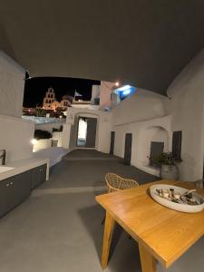 Galería fotográfica de Imarkellis Pyrgos Cave and Belfry Charm Santorini en Pirgos