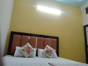 Letto o letti in una camera di "Om Sadan" Guest House Ayodhya Dhaam