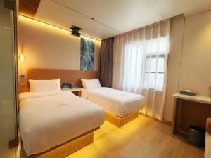 Ένα ή περισσότερα κρεβάτια σε δωμάτιο στο Dequan Xin Yue Hotel +24 φωτογραφίες