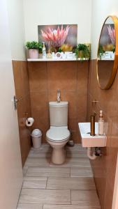 Ένα μπάνιο στο Onrus Holiday Home on Private Estate with Pool