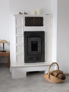 un camino in una parete bianca con un cestino di Fewo Seestern a Bremerhaven