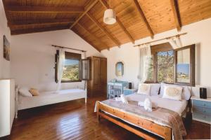 Ένα ή περισσότερα κρεβάτια σε δωμάτιο στο Platanos Stone House I With Shared Pool +29 φωτογραφίες