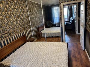 Una habitación con una cama colgante y un espejo. en Джакузи! Двухкомнатная квартира, Героев Труда Французкий, бульвар,Барабашово, en Járkov 5 fotos más