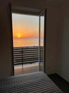 ミラッツォにあるD&B Apartments Milazzoのベッドがあり海が見える寝室
