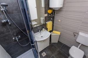 O baie la Apartman u kući s bazenom - hacienda +11 fotografii