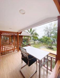 Balkón nebo terasa v ubytování Europe Enchanted Bungalow Koh Rong