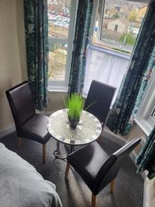 une chambre avec deux chaises, une table et une fenêtre dans l'établissement Station Guesthouse - key pad entry with parking, à Lancaster 30 autres photos