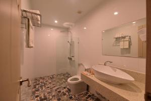 Ένα μπάνιο στο T Shine Resort and Spa