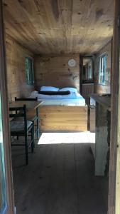 Ένα ή περισσότερα κρεβάτια σε δωμάτιο στο Roulotte