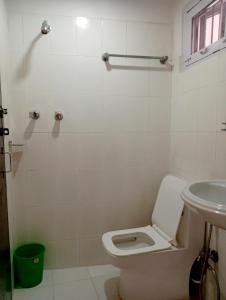 un bagno con un water e un lavandino di My Garden House a Kathmandu Altre 18 foto