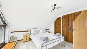 Ένα ή περισσότερα κρεβάτια σε δωμάτιο στο Tithe Barn a Stunning family home with panoramic views